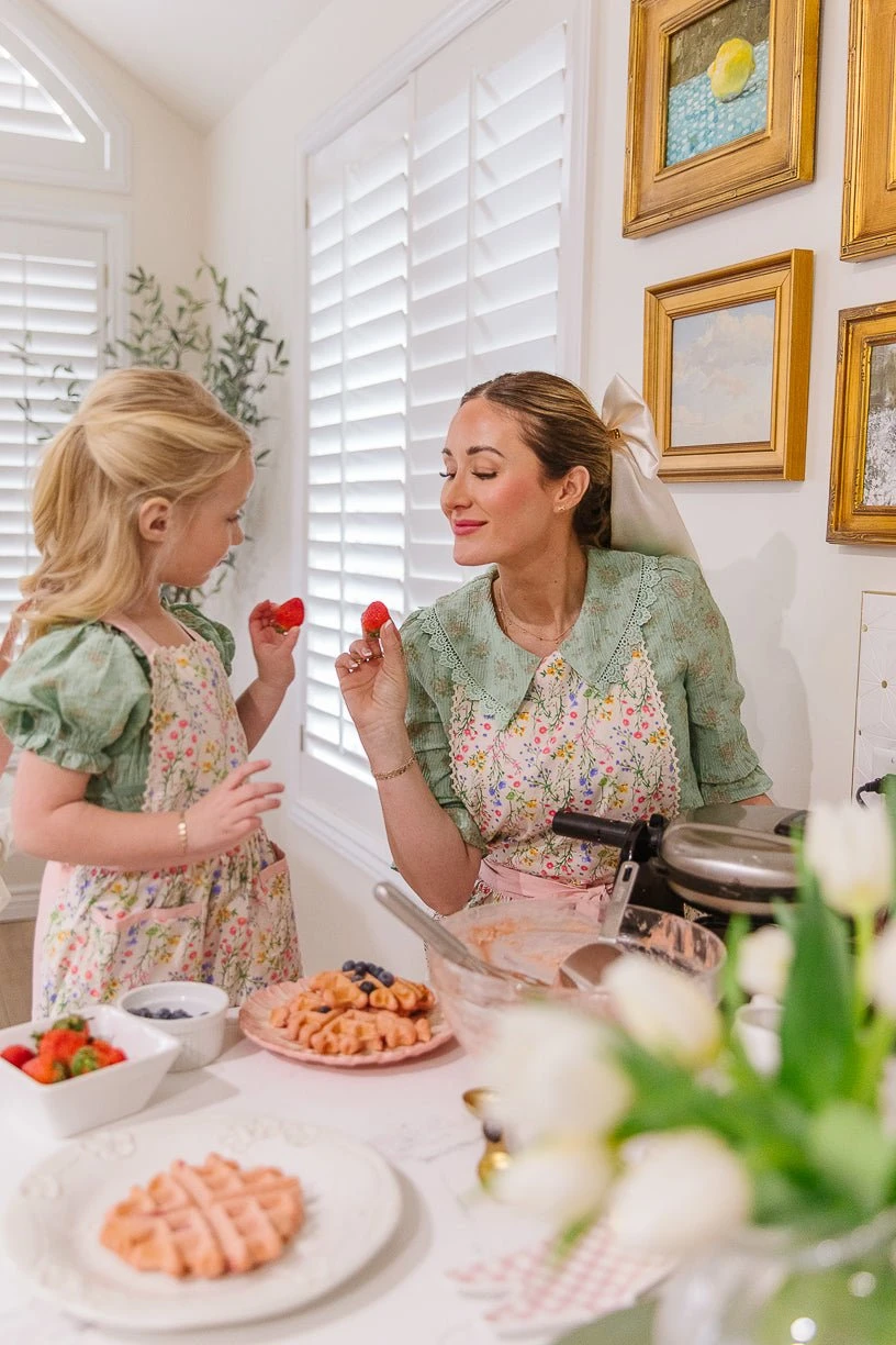 Ivy Apron in Floral Cotton Ivy Apron In Floral Cotton -Ivy City Co Aprons JamesRomper MadsHome Easter24 1 713274