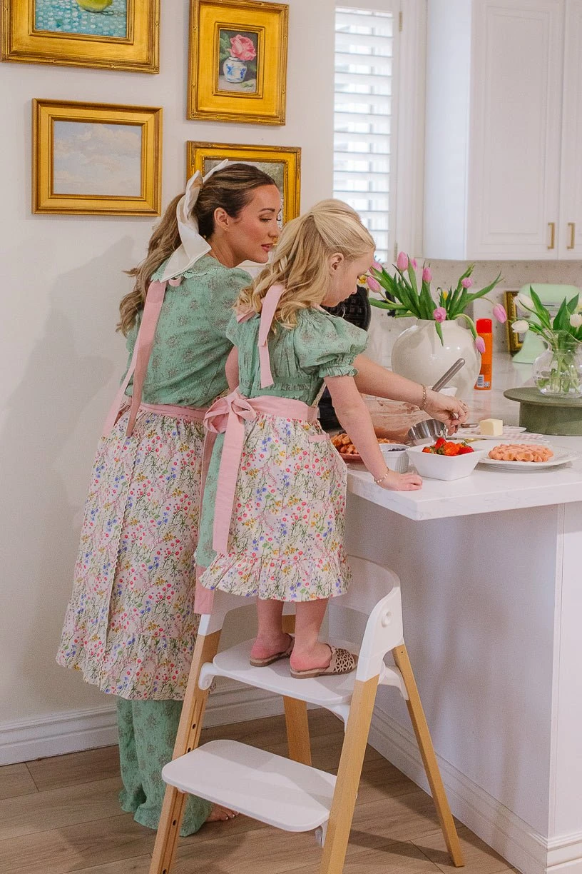 Ivy Apron in Floral Cotton Ivy Apron In Floral Cotton -Ivy City Co Aprons JamesRomper MadsHome Easter24 2 444174