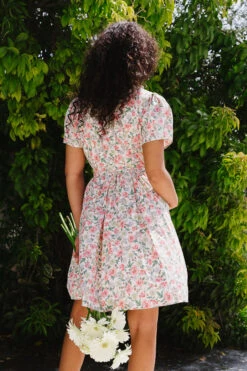 Chelsea Dress In Cream Floral -Ivy City Co Chelsea Poolhouse Summer1 5
